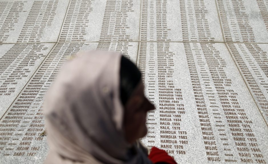 Srebrenicos metinės: Serbijos premjeras apmėtytas akmenimis