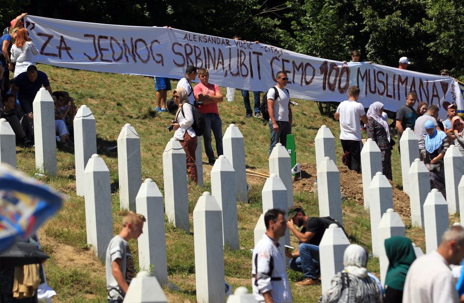 Srebrenicos metinės: Serbijos premjeras apmėtytas akmenimis