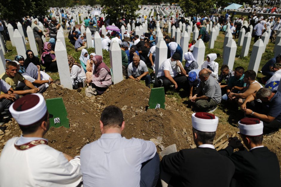 Srebrenicos metinės: Serbijos premjeras apmėtytas akmenimis