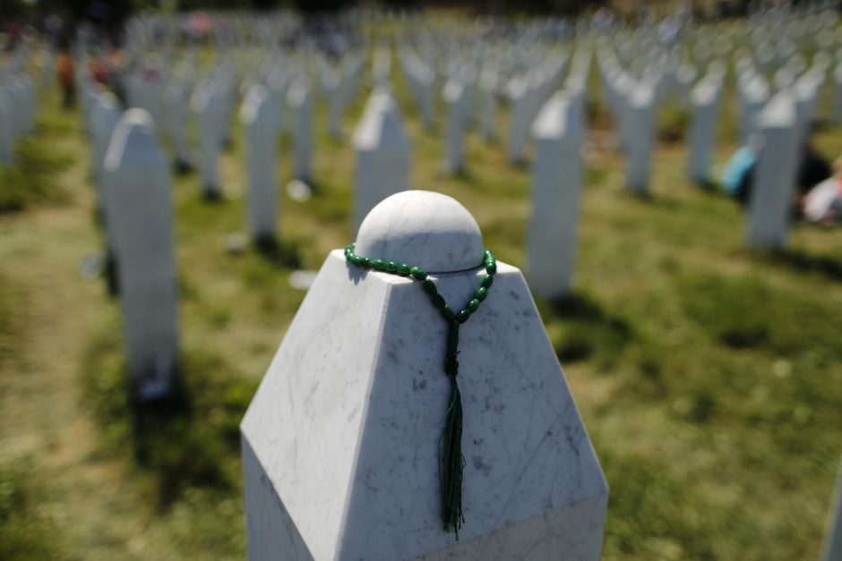 Srebrenicos metinės: Serbijos premjeras apmėtytas akmenimis