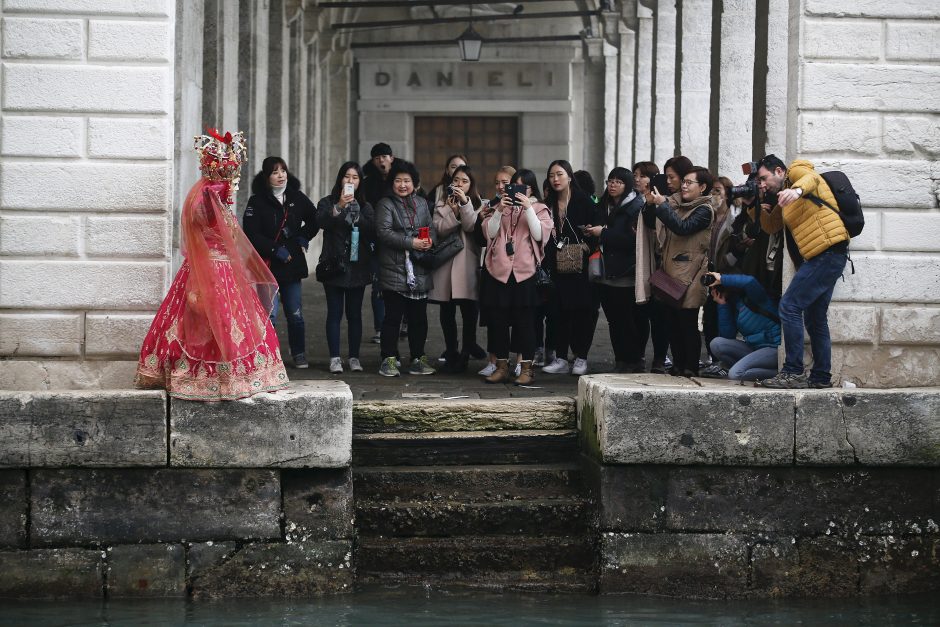 Venecijos karnavalas prasidėjo „angelo skrydžiu“