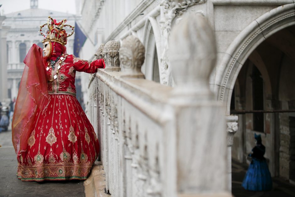 Venecijos karnavalas prasidėjo „angelo skrydžiu“