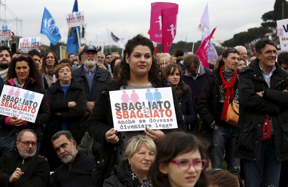 Tūkstančiai italų protestuoja prieš gėjų vedybas