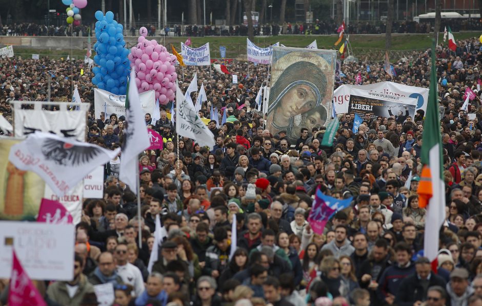 Tūkstančiai italų protestuoja prieš gėjų vedybas