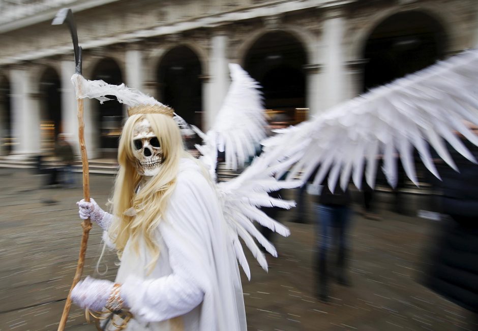 Venecijos karnavalas prasidėjo „angelo skrydžiu“