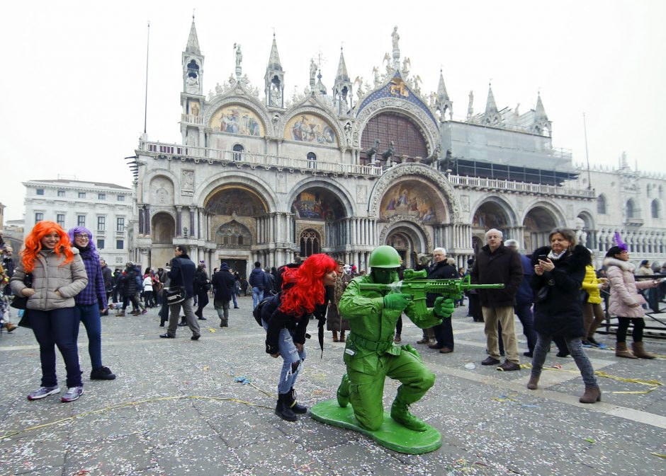 Venecijos karnavalas prasidėjo „angelo skrydžiu“