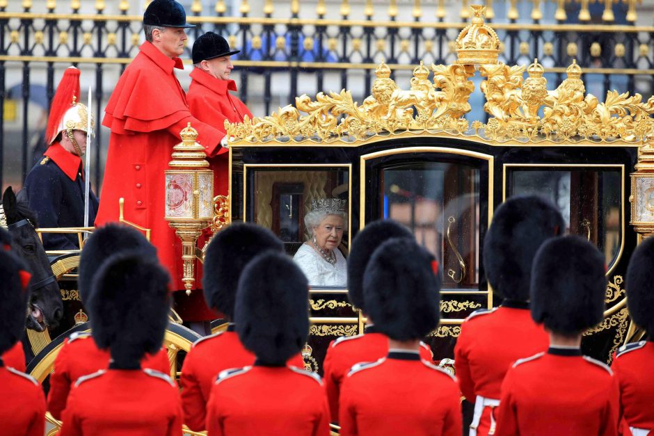 Pompastikos ir politikos sandūra: britų karalienė sakys metinę kalbą