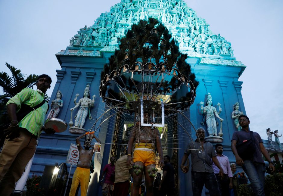 Malaizijoje tūkstančiai hinduistų dalyvauja spalvingoje Taipusamo šventėje