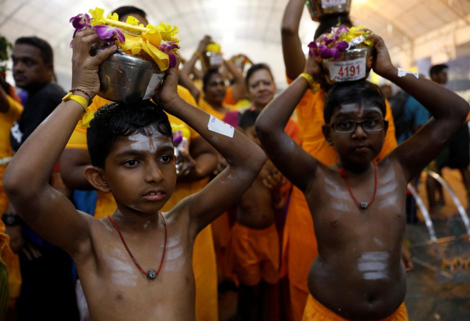 Malaizijoje tūkstančiai hinduistų dalyvauja spalvingoje Taipusamo šventėje