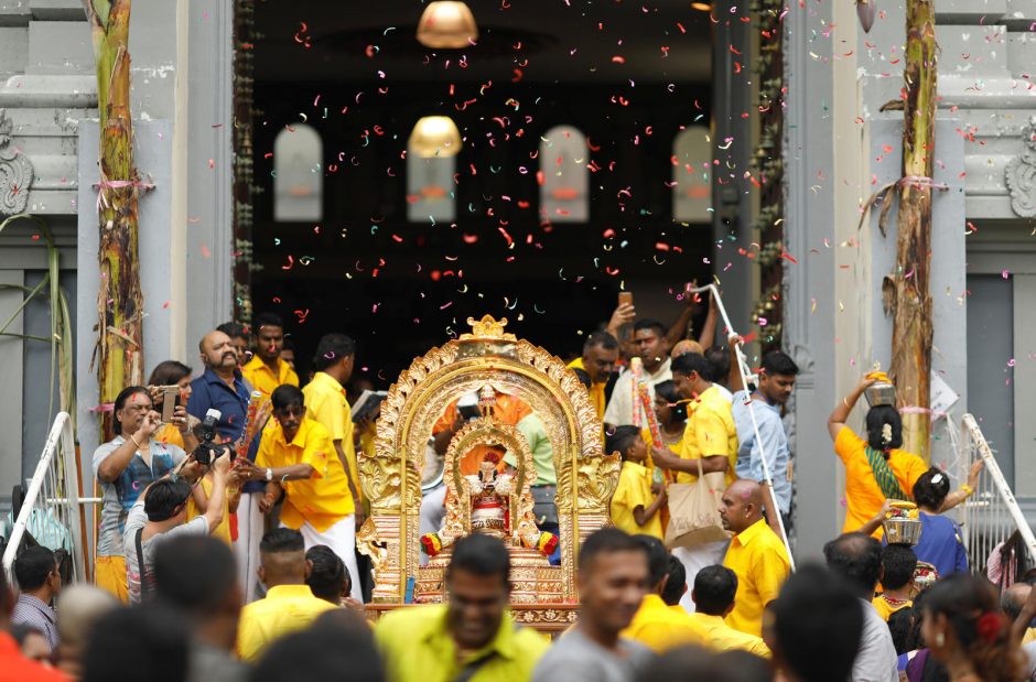 Malaizijoje tūkstančiai hinduistų dalyvauja spalvingoje Taipusamo šventėje