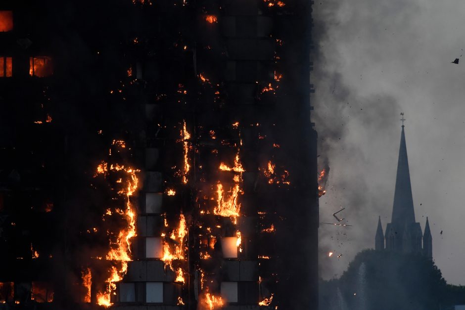 Aukų skaičius auga: per Londono gaisrą veikiausiai žuvo 58 žmonės 