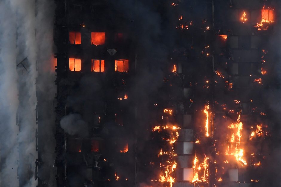 Aukų skaičius auga: per Londono gaisrą veikiausiai žuvo 58 žmonės 