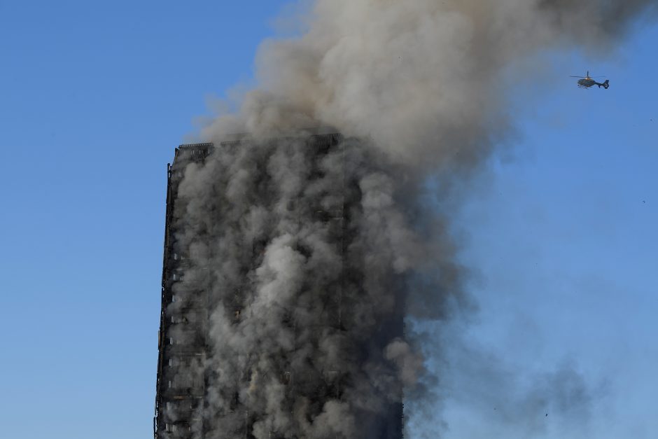 Aukų skaičius auga: per Londono gaisrą veikiausiai žuvo 58 žmonės 