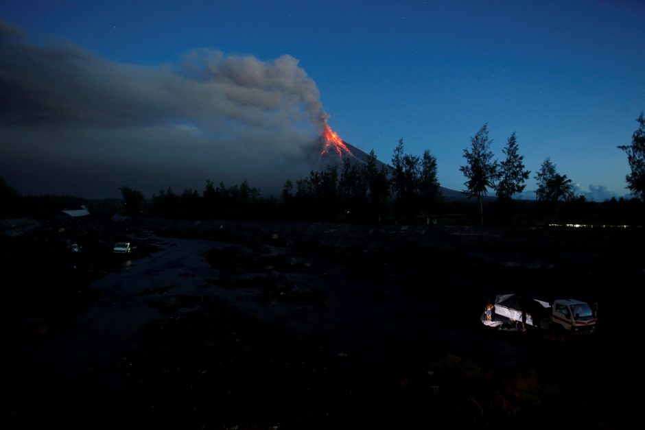 Aktyviausias Filipinų ugnikalnis spjaudosi lava, evakuota per 40 tūkst. žmonių