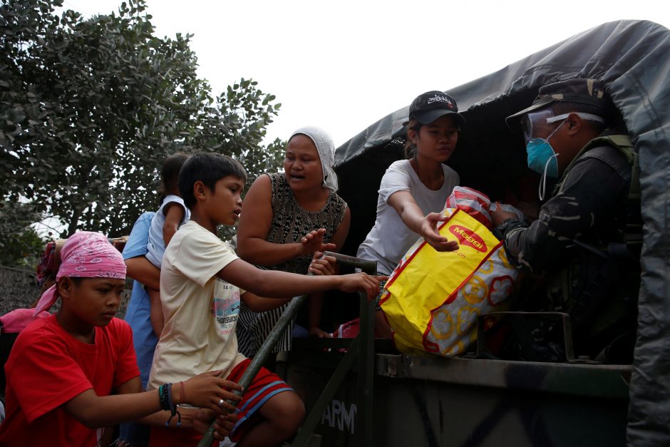 Aktyviausias Filipinų ugnikalnis spjaudosi lava, evakuota per 40 tūkst. žmonių