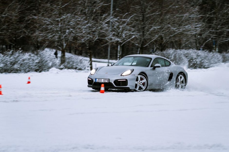 „Porsche“ atstovai mokys, kaip suvaldyti automobilį ant ledo ir sniego