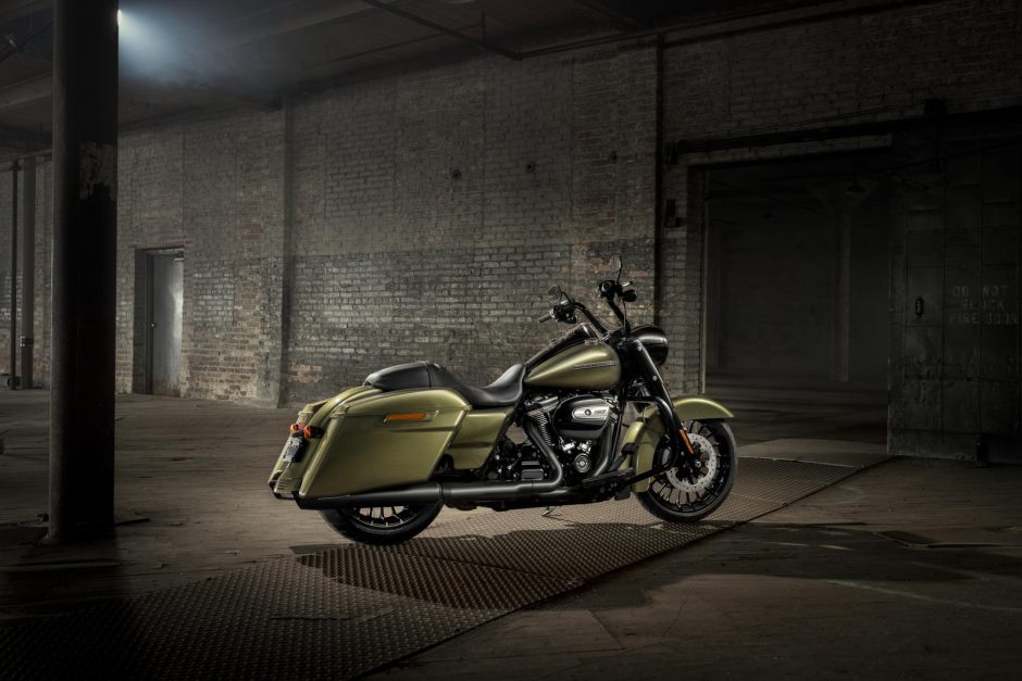 „Harley-Davidson“ pristato tamsųjį „Road King Special“ motociklą