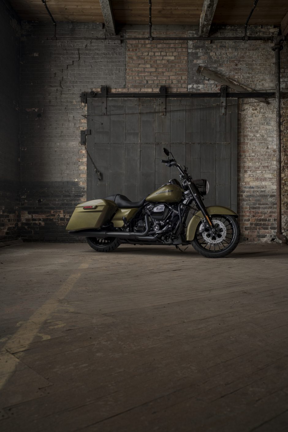 „Harley-Davidson“ pristato tamsųjį „Road King Special“ motociklą