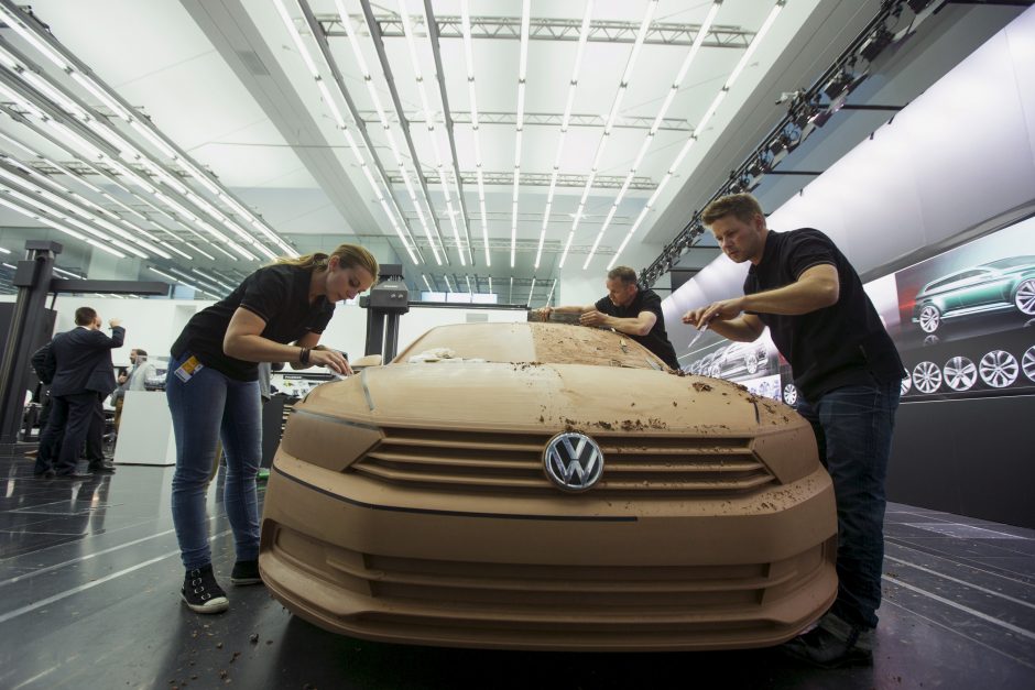 „Volkswagen“: automobilių su duomenis klastojančia įranga atšaukimas – kitąmet