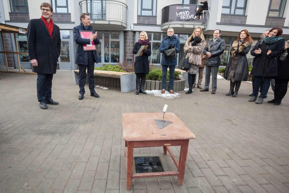 Pažadėjo: legendiniam bitlui J. Lennonui paminklas iškils iki kito gruodžio