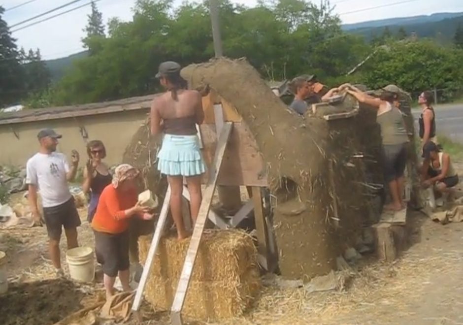 Ekologiškus namus statančios moterys pamatus tvirtina šokiais