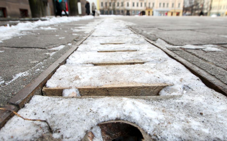 Laisvės alėjoje medines groteles pakeis naujomis 