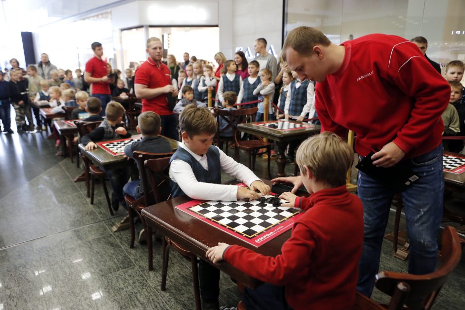 Moksleiviai varžėsi prie šaškių lentų