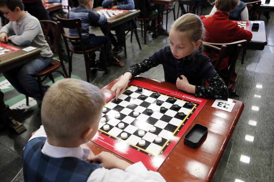 Moksleiviai varžėsi prie šaškių lentų