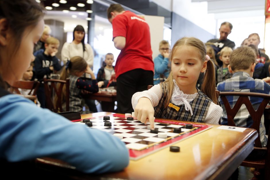 Moksleiviai varžėsi prie šaškių lentų