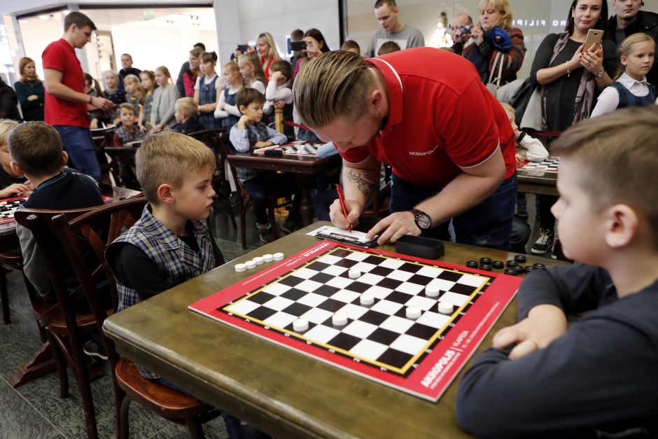 Moksleiviai varžėsi prie šaškių lentų