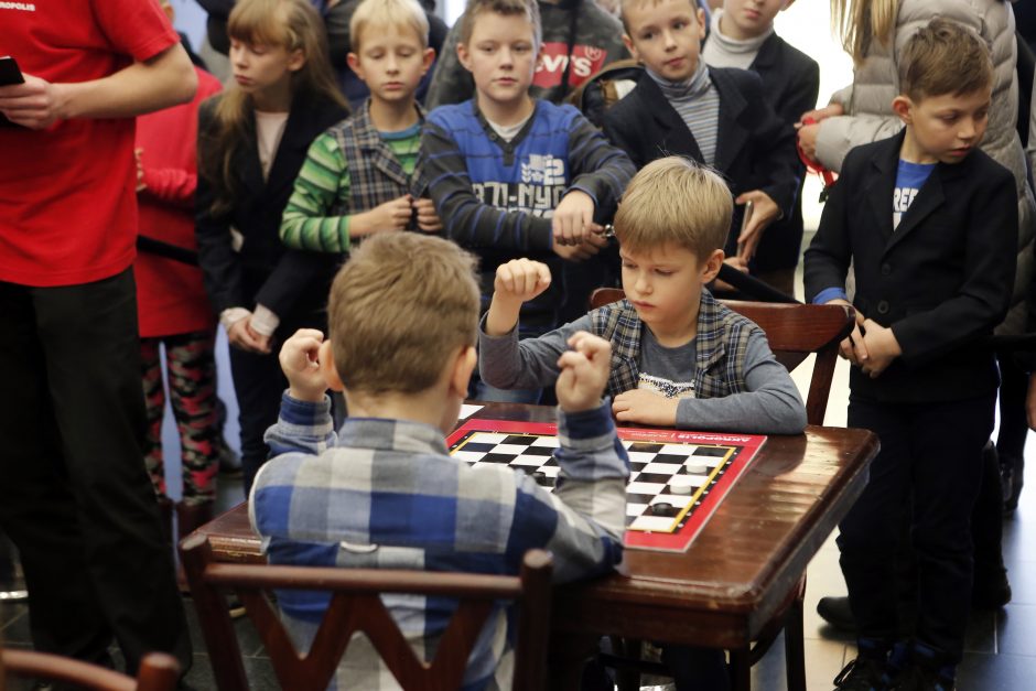 Moksleiviai varžėsi prie šaškių lentų