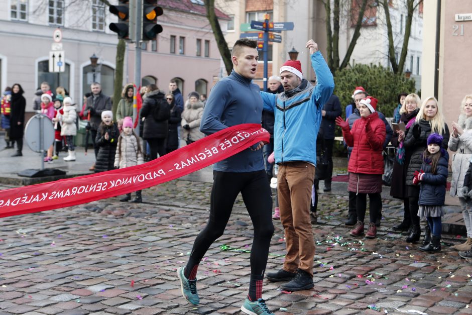 Klaipėdoje linksmo kalėdinio bėgimo dalyviai nepamiršo tauraus tikslo