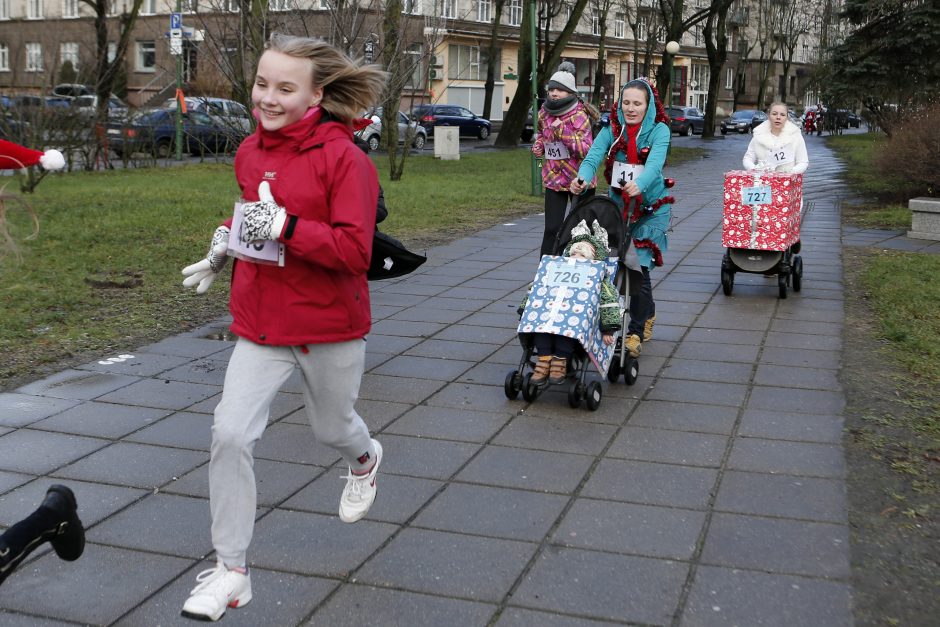 Klaipėdoje linksmo kalėdinio bėgimo dalyviai nepamiršo tauraus tikslo