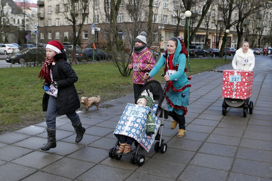 Klaipėdoje linksmo kalėdinio bėgimo dalyviai nepamiršo tauraus tikslo