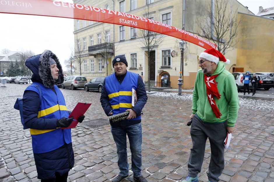 Kalėdiniame bėgime – seneliai, eglutės ir besmegeniai