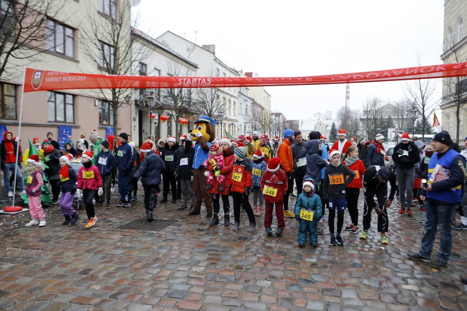 Kalėdiniame bėgime – seneliai, eglutės ir besmegeniai