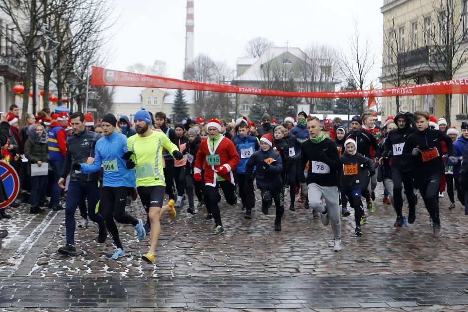 Kalėdiniame bėgime – seneliai, eglutės ir besmegeniai