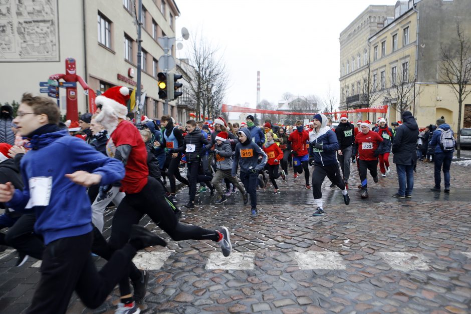 Kalėdiniame bėgime – seneliai, eglutės ir besmegeniai