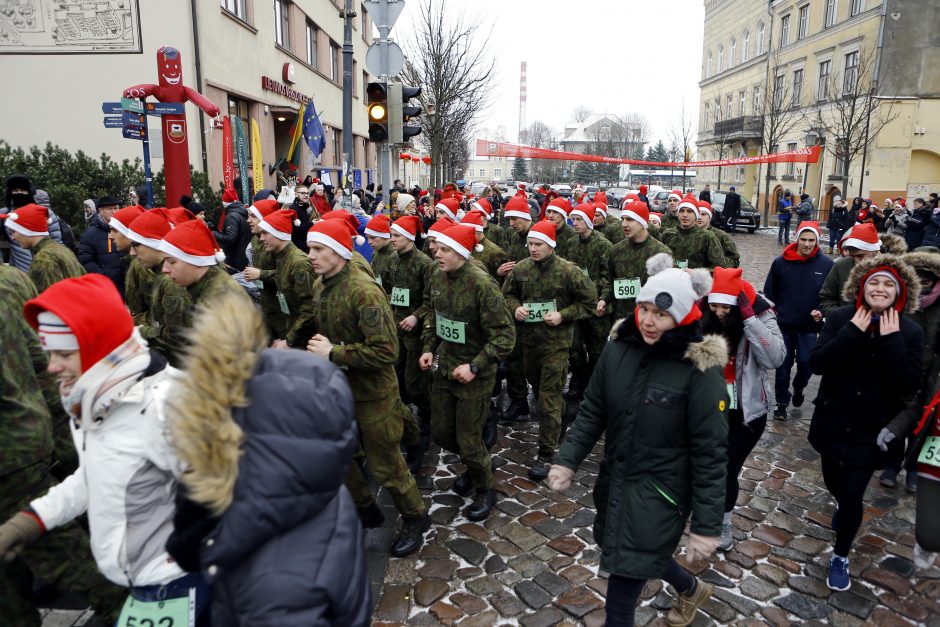 Kalėdiniame bėgime – seneliai, eglutės ir besmegeniai