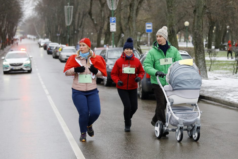 Kalėdiniame bėgime – seneliai, eglutės ir besmegeniai