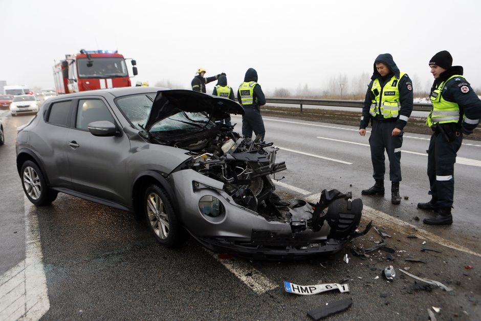 Moters vairuojamas visureigis rėžėsi į vilkiką