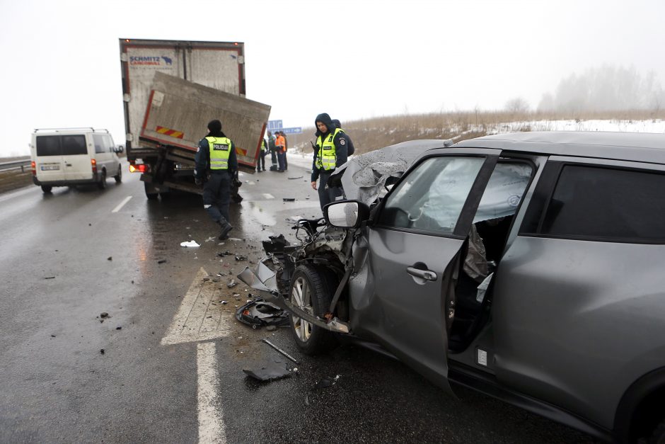 Moters vairuojamas visureigis rėžėsi į vilkiką