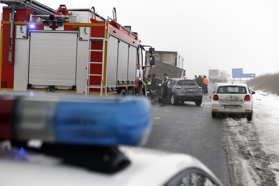 Moters vairuojamas visureigis rėžėsi į vilkiką