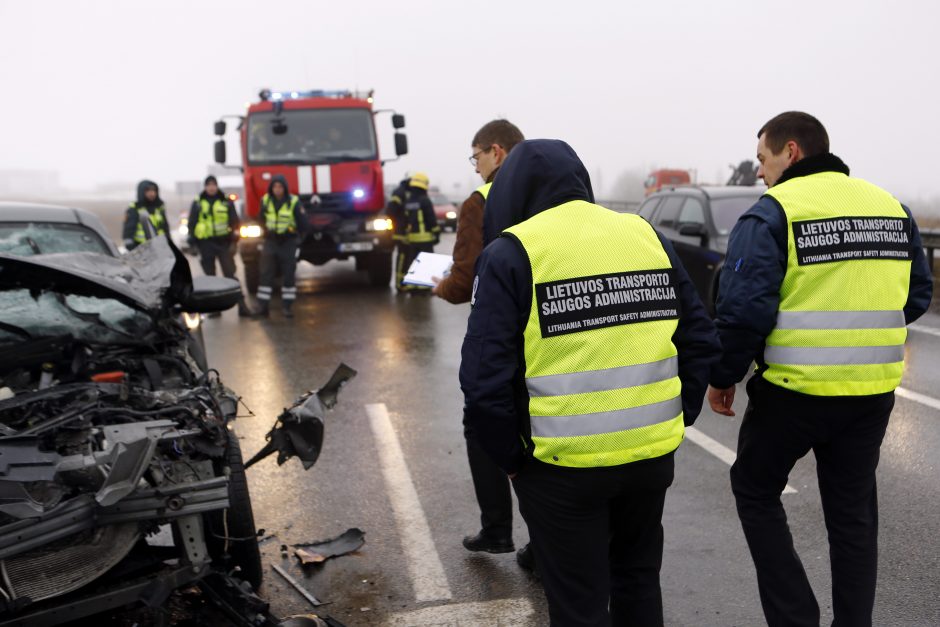 Moters vairuojamas visureigis rėžėsi į vilkiką