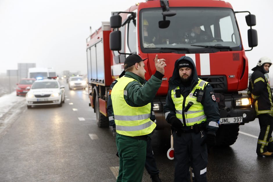 Moters vairuojamas visureigis rėžėsi į vilkiką