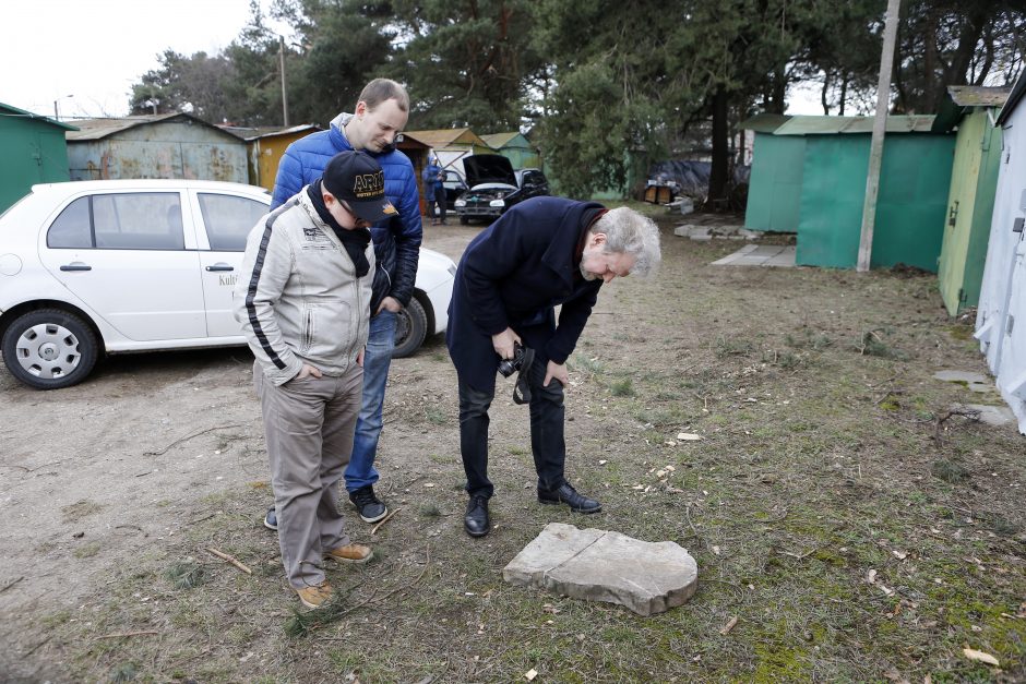 Neįtikėtina: šiukšlių krūvoje rado kario paminklą