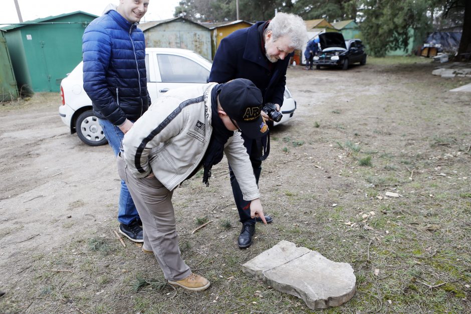 Neįtikėtina: šiukšlių krūvoje rado kario paminklą