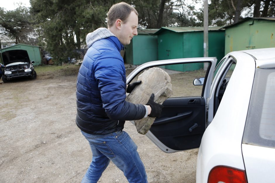 Neįtikėtina: šiukšlių krūvoje rado kario paminklą