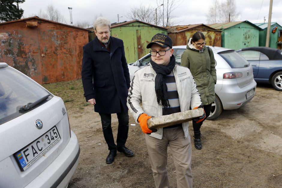 Neįtikėtina: šiukšlių krūvoje rado kario paminklą