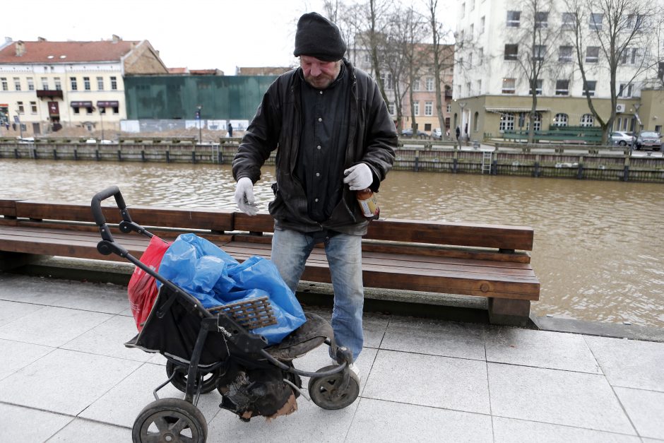 Vidury dienos po rotušės langais benamiai vagia miesto turtą